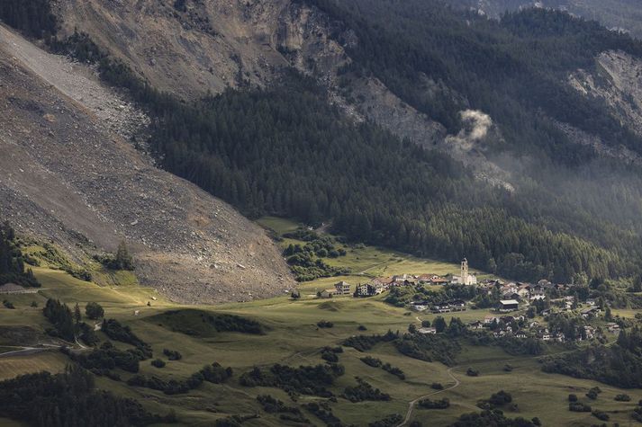 Litlu mátti muna að þorpið Brienz yrði undir grjótskriðunni. Myndin var tekin í morgun en talið er að skriðan hafi fallið á tólfta tímanum í gærkvöldi.