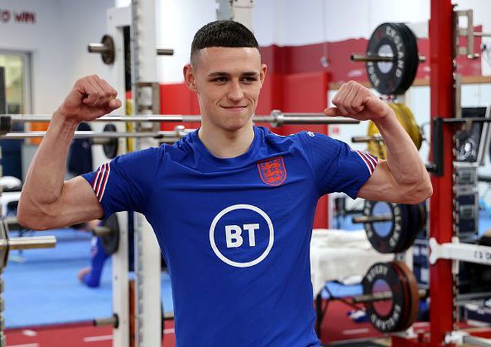 Phil Foden sýnir hversu sterkur hann er.