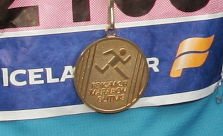 Glitnismedalíurnar sem hlaupararnir í fyrra fengu.