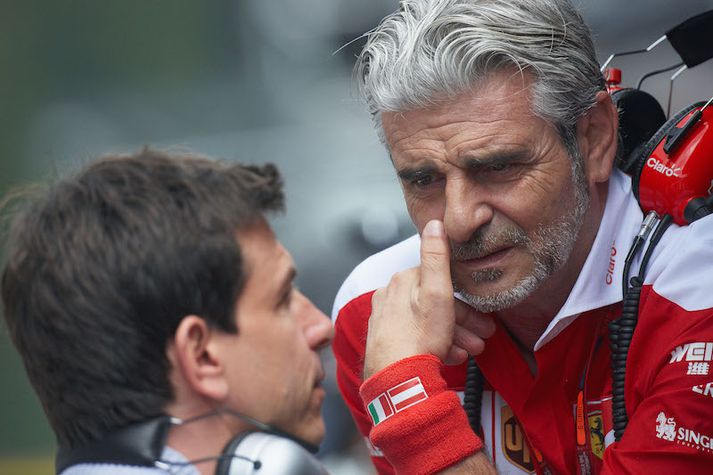 Toto Wolff og Maurizio Arrivabene liðsstjórar Mercedes og Ferrari ræða málin.