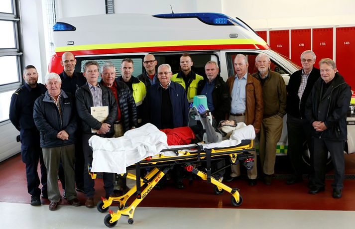 Félagar í Lionsklúbbnum Frey afhentu SHS hjartahnoðtæki að gjöf til afnota í sjúkrabílum. Á myndinni eru þeir Guðmundur Jón Helgason, formaður Freys, Þórður Guðmundsson, ritari, Magnús Tryggvason, gjaldkeri, Sigurður Tómasson, Sverrir Helgason, Jón K. Guðbergsson, Bernhard Petersen, Sverrir Sigfússon, Gunnar Bjarnason og Jón R. Sigurjónsson. Einnig Jón Viðar Matthíasson slökkviliðsstjóri, Brynjar Friðriksson deildarstjóri og sjúkraflutningamenn á vakt.