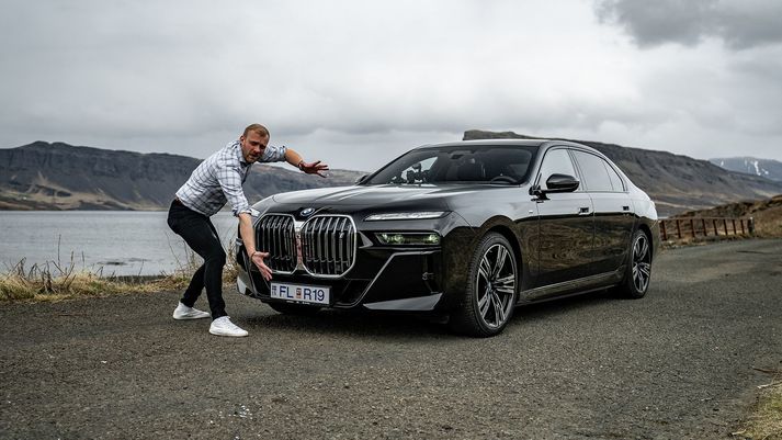 Eins og snekkja á landi, segir James Einar um nýja BMW i7 bílinn.