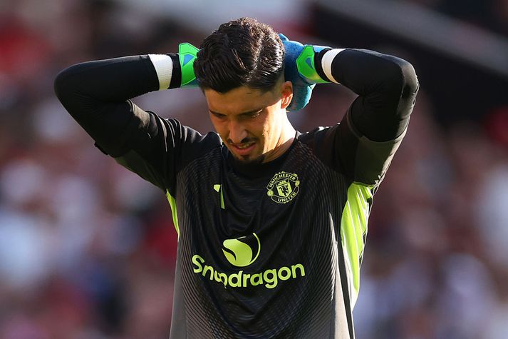 Markvörðurinn Altay Bayindir hefur fengið sinn skerf af gagnrýni eftir markið sem Arsenal skoraði á Old Trafford í gær.