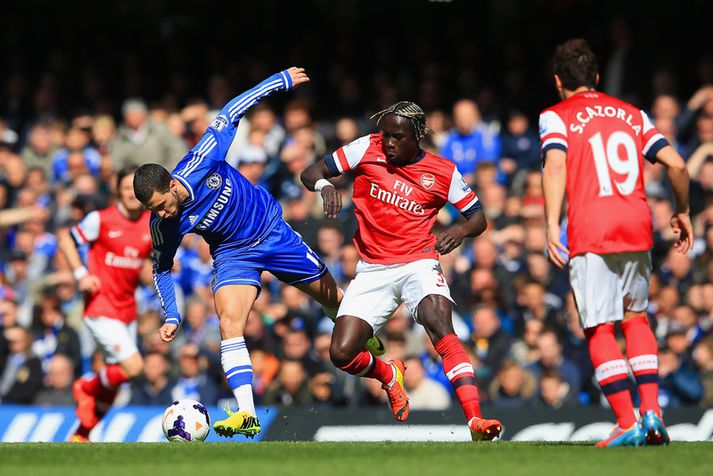 Bacary Sagna í baráttu við Eden Hazard, leikmann Chelsea.
