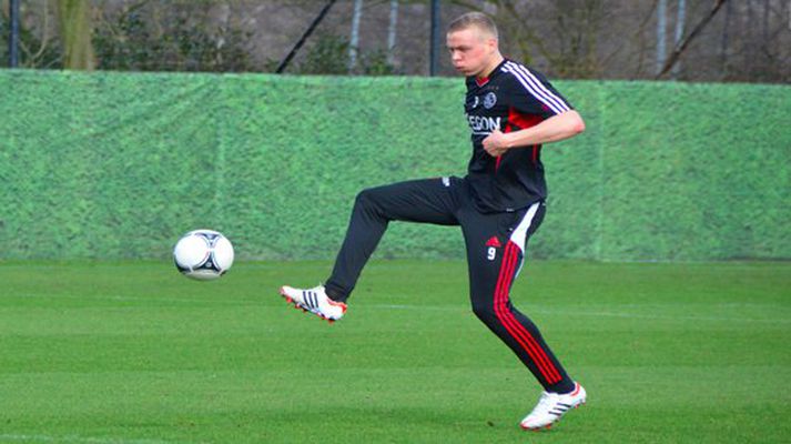 Kolbeinn á æfingasvæði Ajax í Amsterdam í dag.