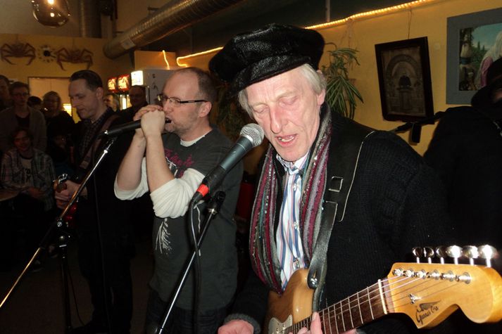 Pétur Tyrfingsson, lengst til hægri, fer hamförum í blúsinum.