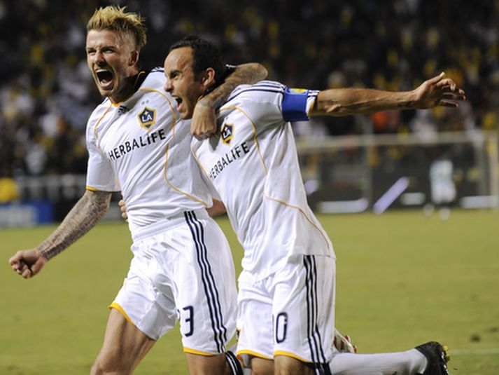 Landon Donovan og David Beckham fagna hér marki hjá Los Angeles Galaxy.