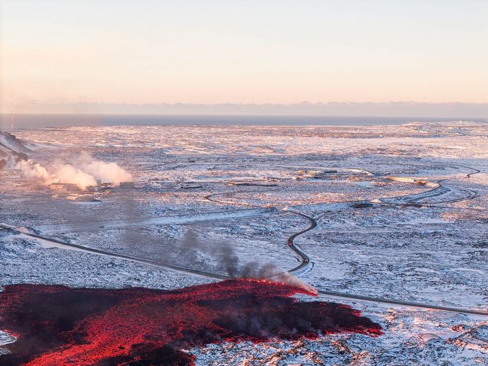 Nokkrir klukkutímar eru í að hraunið flæðir yfir heitavatnslögn sem liggur frá Svartsengi til Keflavíkur, haldi flæðið áfram eins og það hefur gert.