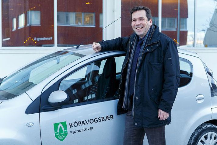 Ármann Kr. Ólafsson bæjarstjóri við einn hinna sparneytnu bíla Kópavogsbæjar. Tæpur helmingur af þrettán bílum þjónustuvers bæjarins eyðir aðeinl sex lítrum á hundraðið. 