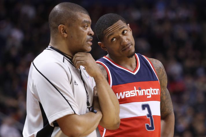 Ég má þá taka fimm skref, gæti Bradley Beal hjá Washington Wizards verið að segja við NBA-dómarann Tony Brothers.