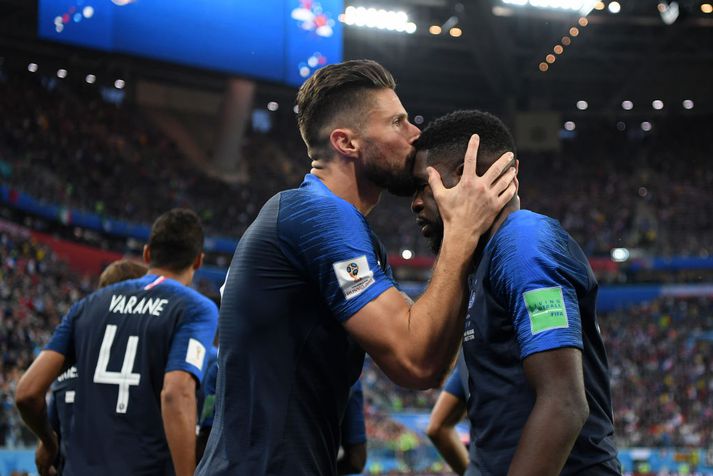 Olivier Giroud kyssir ennið sem kom Frökkum yfir