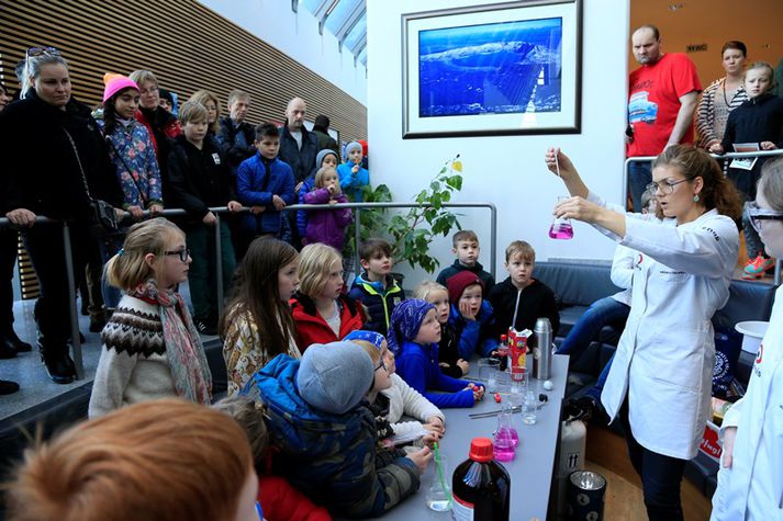 Unga kynslóðin horfði dolfallin á tilraunir Sprengjugengisins.