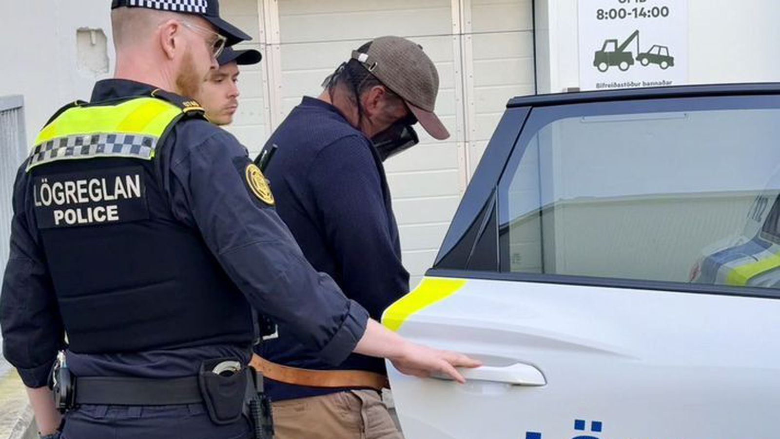 Á­kveða hvort að farið verði fram á áfram­haldandi gæslu­varðhald