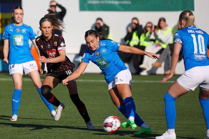 Andrea Mist Pálsdóttir og stöllur hennar í Stjörnunni sóttu sigur á Sauðárkrók. Andrea var heppin að fá ekki rautt spjald snemma leiks.