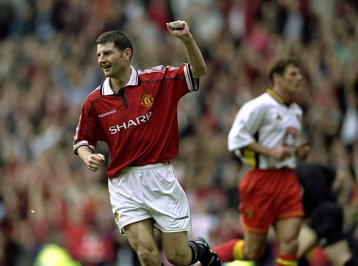 Denis Irwin fagnar í leik með Manchester United.