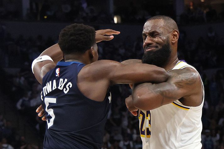 Anthony Edwards og LeBron James í átökum í leiknum í gær. James er núna einu tapi frá því að fara í sumarfrí.