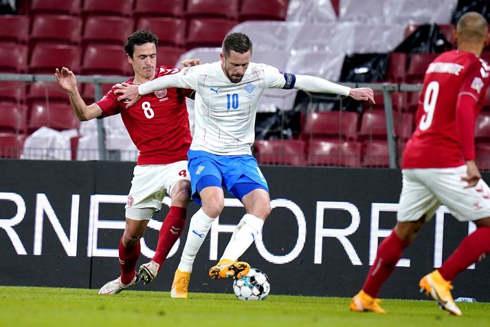 Gylfi Þór Sigurðsson með boltann í baráttunni við þá Thomas Delaney og Martin Braithwaite.