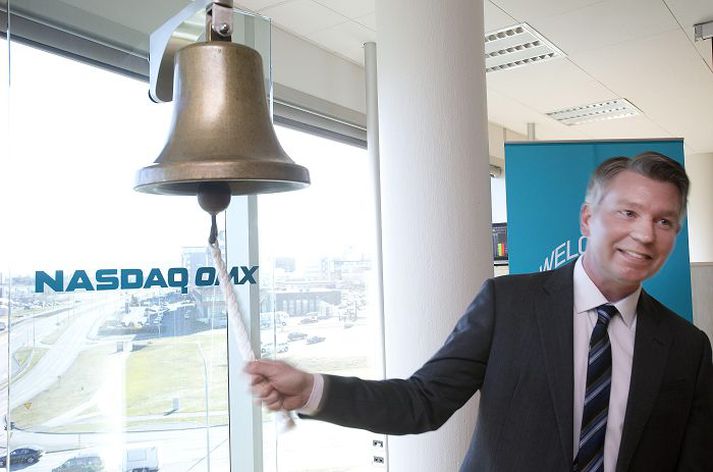 Sigurður Viðarsson, forstjóri TM, hringir kauphallarbjöllu Nasdaq OMX Iceland við opnun markaðar í gær í tilefni af skráningu TM.