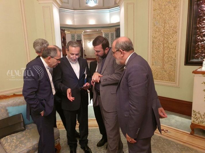 Abbas Araghchi, utanríkisráðherra Íran, ræðir við ráðgjafa sína.