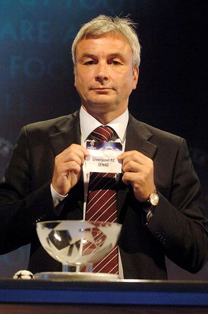 David Taylor, ritari evrópska knattspyrnusambandsins, dregur Liverpool upp úr skálinni í Sviss í gær. 