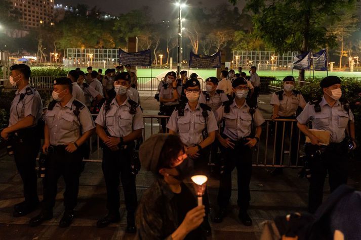 Lögreglan í Hong Kong stöðvaði fólk sem reyndi að fara inn í Viktoríugarð til þess að minnast mótmælanna á Torgi hins himneska friðar.