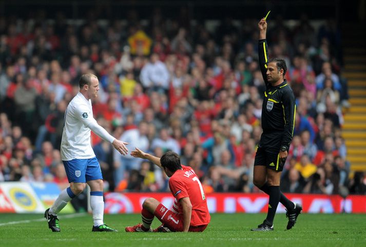 Rooney fær hér að líta gula spjaldið um helgina.