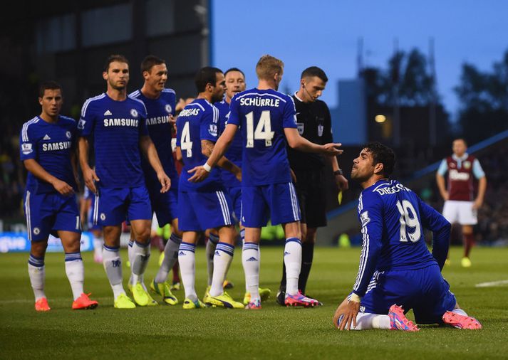 Diego Costa ekki sáttur með áhorfendur sem vilja fá spjald fyrir leikaraskap.