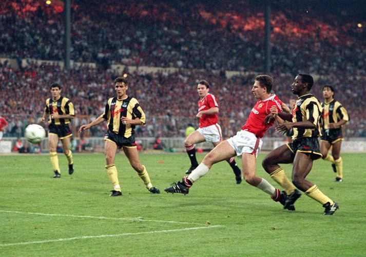 Lee Martin skorar sigurmark United í seinni bikarúrslitaleiknum 1990.