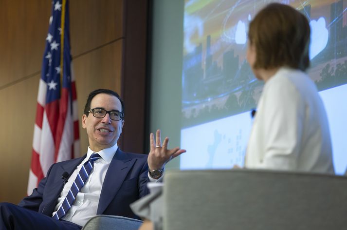 Steve Mnuchin, fjármálaráðherra, (t.v:) er á meðal þeirra sem stefna þingnefndarinnar er stíluð á.
