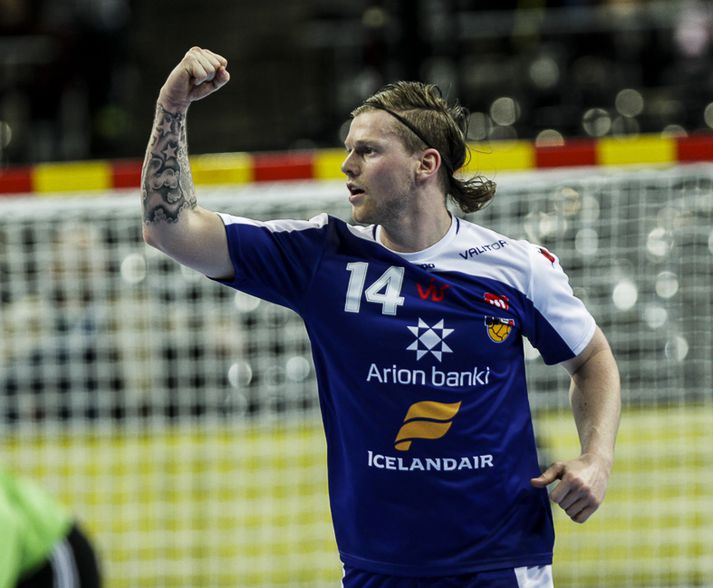 Arnór Þór Gunnarsson fagnar hér marki sem hann skoraði gegn Frökkum í kvöld. 