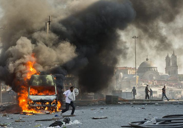 Táragassprenging og brennandi sendiferðabíll á Taksim-torgi í gærmorgun.