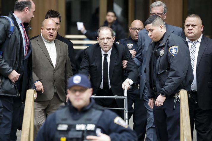 Harvey Weinstein í New York í dag þar sem hófust réttarhöld yfir honum.