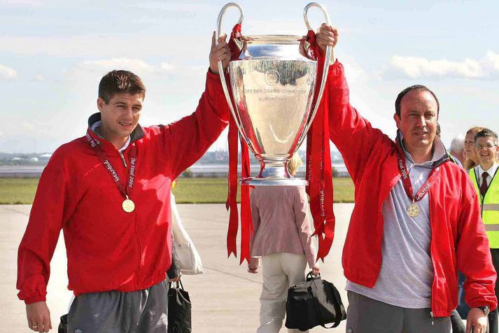 Rafael Benitez og Steven Gerrard halda á Meistaradeildarbikarnum eftir að Liverpool liðið lenti á John Lennon flugvellinum í Liverpool eftir sigurinn í úrslitaleiknum í Istanbul 2005.
