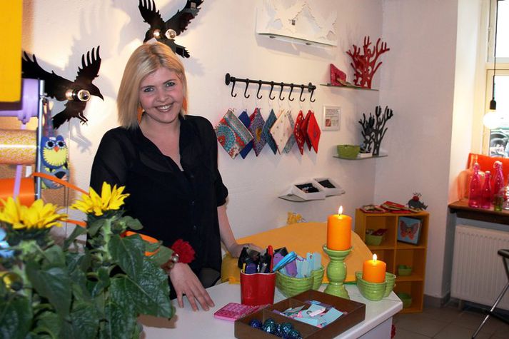 Guðbjörg Heiða við búðarborðið í Dalíu.