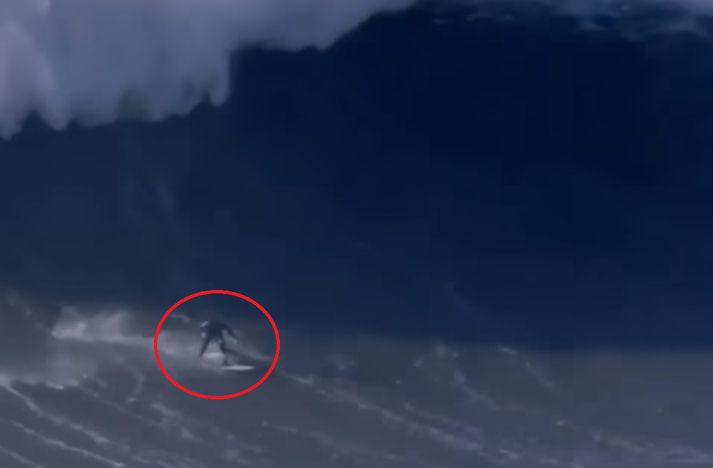 Andrew Cotton reyndi að komast undan öldunni en mistókst það.