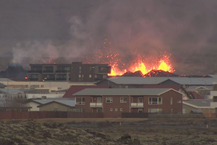 Þessi gossprunga opnaðist innan varnargarða í Grindavík á sunnudag. Áfram er talið að fleiri slíkar geti opnast án fyrirvara.