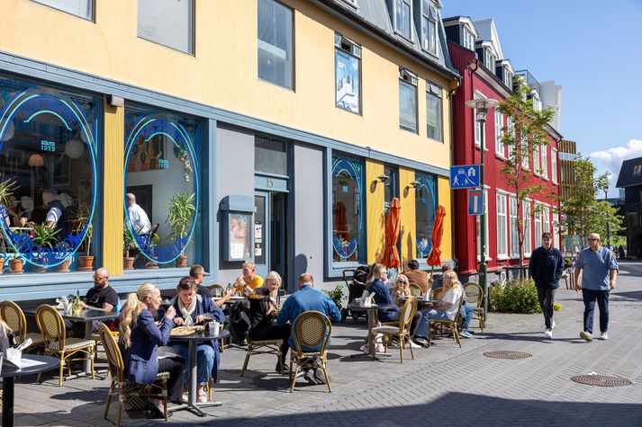 Vonandi getur fólk setið úti í dag í sólinni.