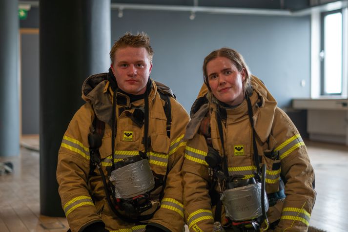 Gylfi Dagur og Eva stóðu sig eins og hetjur í prófi í blindri reykköfun og stóðust prófið með prýði. Þau dreymir um að starfa í slökkviliðinu og ef allt gengur að óskum hefja þau störf í sumar. 