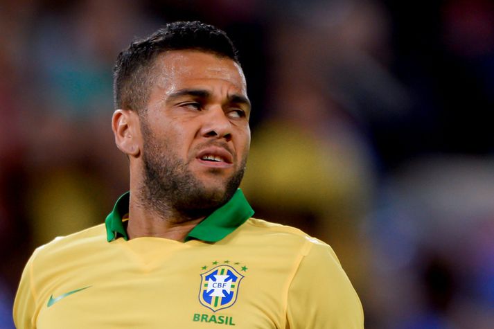 Alves var ekki kátur eftir að hafa skorað sjálfsmark.