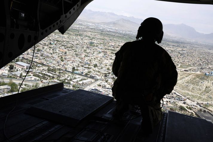 Bandarískur hermaður á flugi yfir Kabúl, höfuðborg Afganistan.