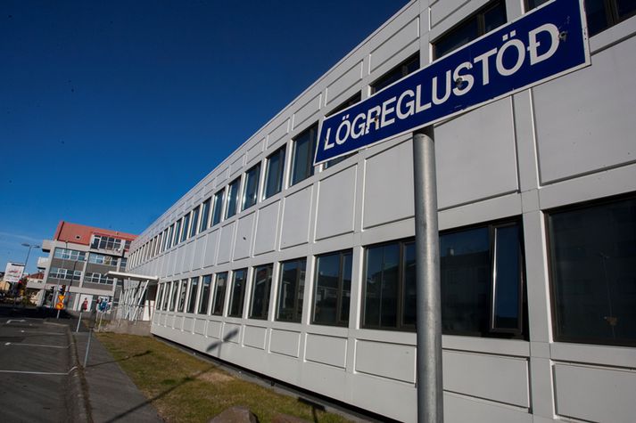 Maðurinn fékk að gista hjá lögreglu í nótt.