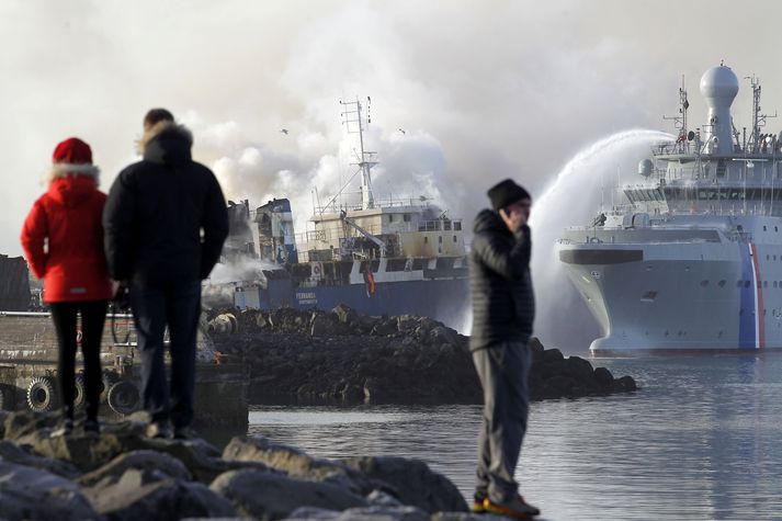 Fernanda var dregin út úr höfninni í Hafnarfirði.