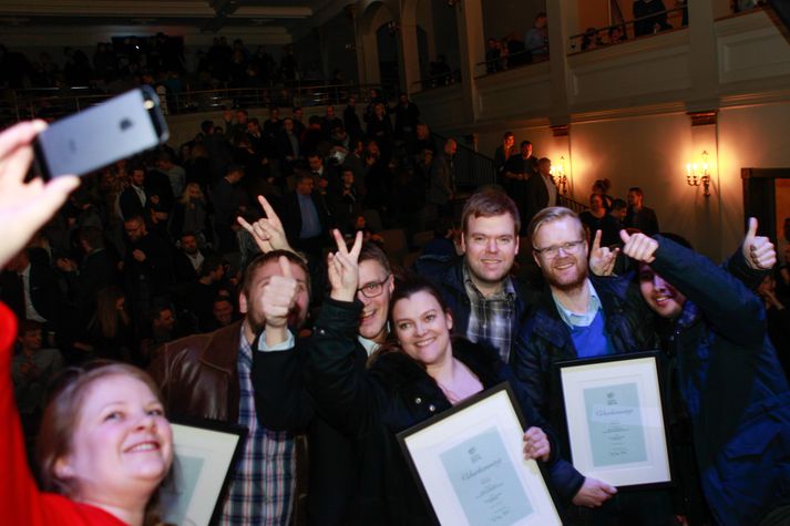 Hópurinn sem stendur að Heilsuveru fagnar hér verðlaunum með einni "selfie".