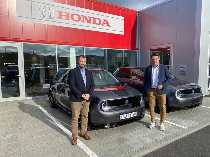 Hlynur Björn Pálmason, sölustjóri Honda umboðsins, afhenti Þorsteini Guðjónssyni fyrsta Honda e bílinn.