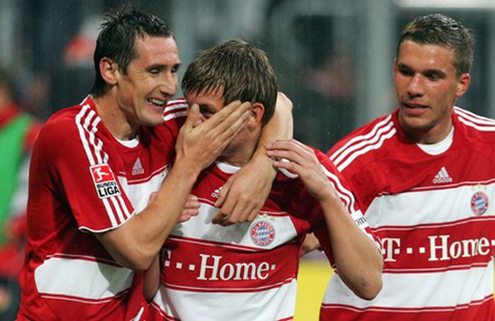 Miroslav Klose (til vinstri) fagnar þrennunni sinni í kvöld með Toni Kroos og Lukas Podolski.