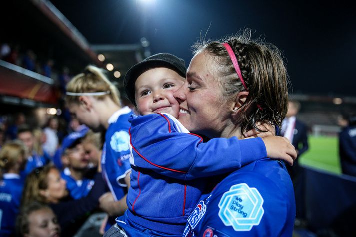 Sif Atladóttir fetaði í fótspor föðurs síns með því að spila 70 A-landsleiki.