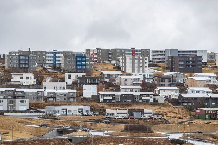 Árásin átti sér stað í Grafarholti í Reykjavík að morgni 10. febrúar. Karl og kona særðust í árásinni.