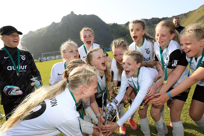 FH-stelpur fögnuðu sigri á TM-mótinu í ár og búa sig hér undir að hefja bikarinn á loft.