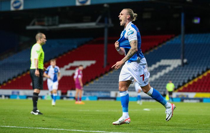 Arnór Sigurðsson fagnar marki sínu fyrir Blackburn Rovers á móti Cardiff City.