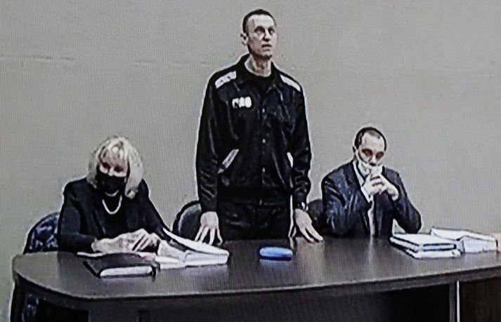 Hér má sjá Navalní í dómsal í fangelsi í morgun.